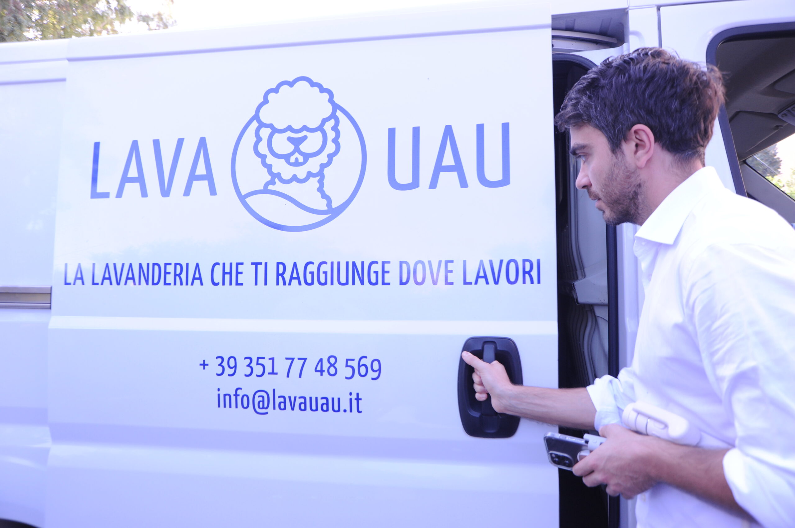 Lava UAU è il servizio di lavanderia con consegna e ritiro capi (es. camicie, pantaloni, gonne, giacche, ecc…) presso il luogo di lavoro